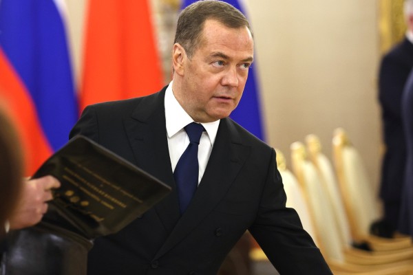 Медведев предрек попытки Запада вмешаться в президентские выборы в России