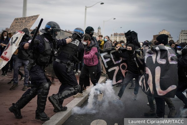 Политолог: Макрон намеренно маргинализирует протесты во Франции
