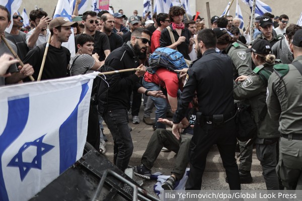 Walla сообщил о прорыве участников протеста против судебной реформы в Израиле через блокпост перед резиденцией Нетаньяху