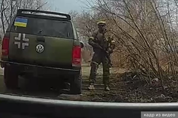 Боевик ВСУ обстрелял автомобиль женщины с ребенком за разговор на русском языке