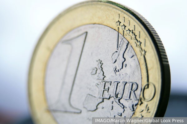 Курс евро на Мосбирже превысил 84 рубля впервые с апреля прошлого года