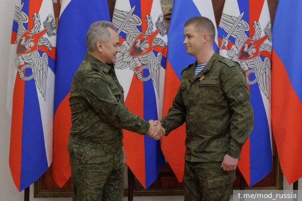 Шойгу наградил медалями «Золотая Звезда» солдат в штабе группировки российских войск