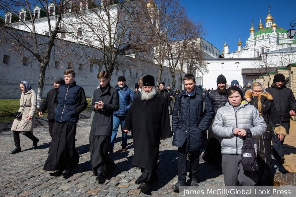 Политолог: Власти Украины действуют против Церкви большевистскими методами