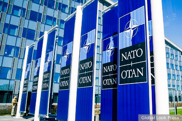 У штаб-квартиры НАТО началась акция против вооружения Украины