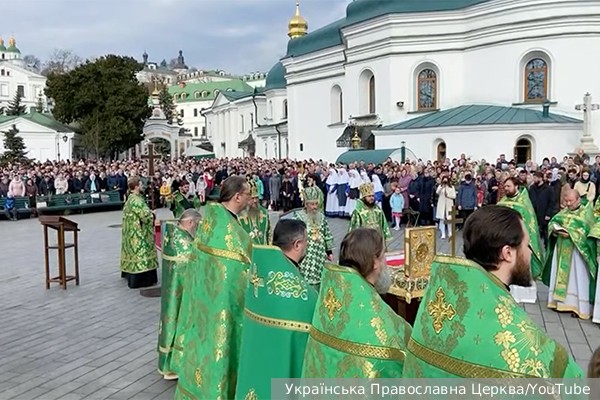 Глава УПЦ провел службу на улице у Киево-Печерской лавры