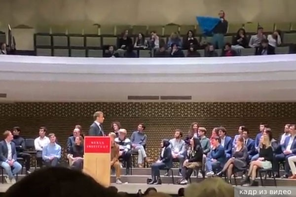 В Гааге протестующие сорвали выступление президента Франции Эммануэля Макрона о будущем ЕС