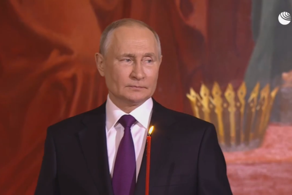 Путин посетил пасхальную службу в храме Христа Спасителя