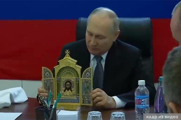 Путин в Херсонской области подарил десантникам икону