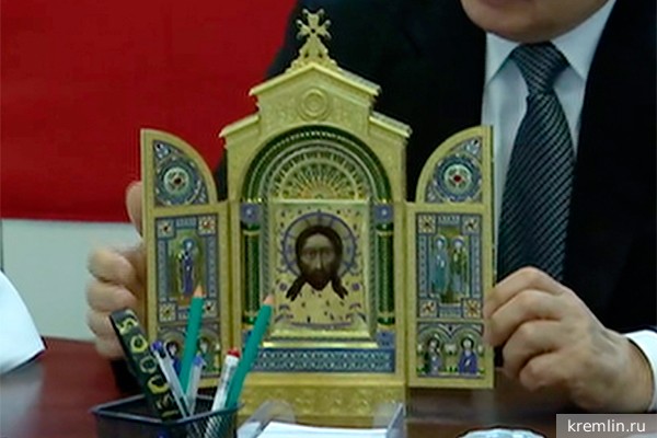 Религиовед объяснил символичность дара Путина военным