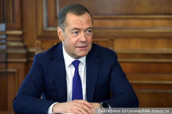 Медведев напомнил главе Минобороны Германии историческую примету 