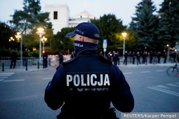 Полиция Варшавы ворвалась в здание школы при российском посольстве