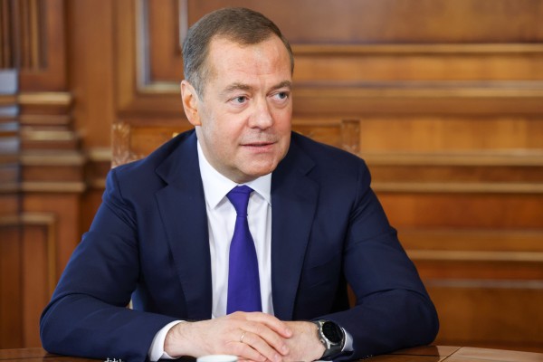 Зампред Совбеза Медведев высмеял слова Зеленского о Крыме и требованиях новых поставок оружия
