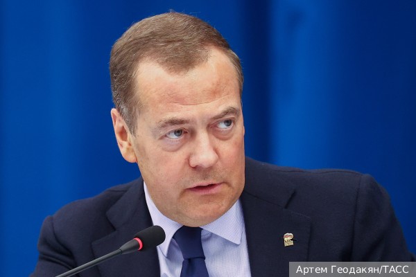Медведев счел бессмысленным сохранение дипотношений с Польшей