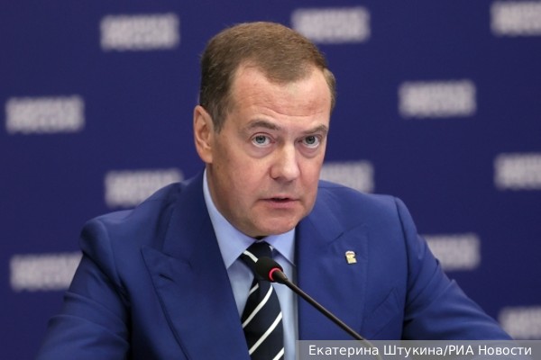 Медведев заявил о необходимости физического устранения Зеленского