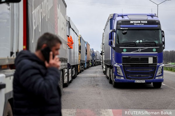 Польские перевозчики в знак протеста перекрыли дорогу на границе с Украиной