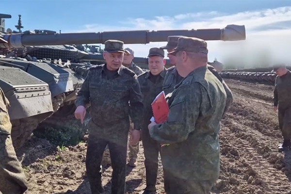 Министр обороны Шойгу проинспектировал направляемую в зону СВО военную технику и вооружения