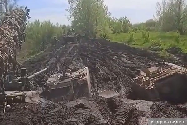 Военкоры Русской Весны показали утонувшую в грязи колонну бронетехники НАТО