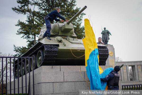 Отменен запрет на использование флага Украины в Берлине 8 и 9 мая