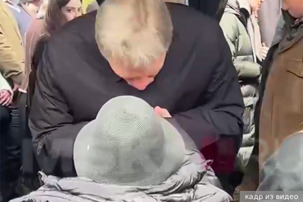 Песков на похоронах модельера Юдашкина пожал и поцеловал руку Пугачевой