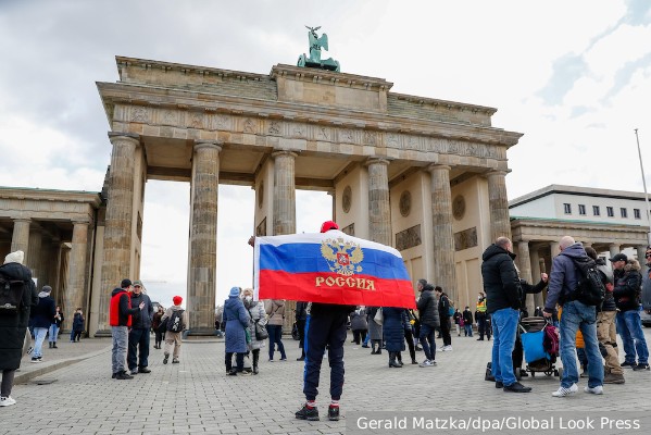 В Берлине частично отменили запрет на демонстрацию российского флага в День Победы