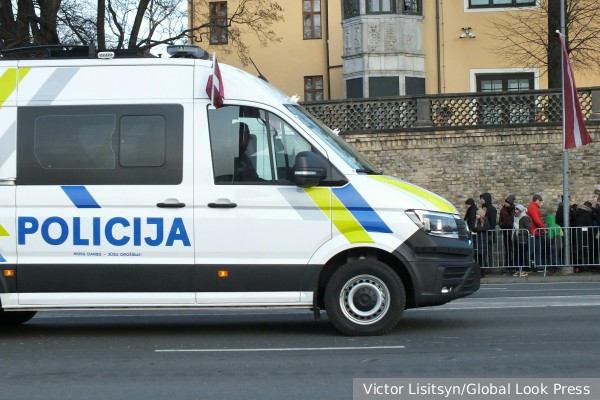 В Латвии полиция заставила инвалида снять куртку с надписью «Россия»
