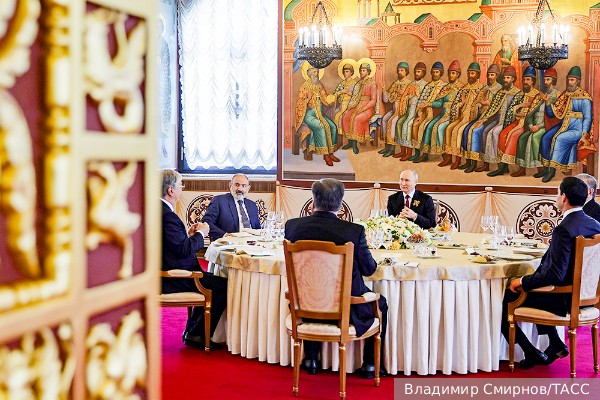 В Кремле объяснили отсутствие Лукашенко на завтраке 9 мая в Кремле