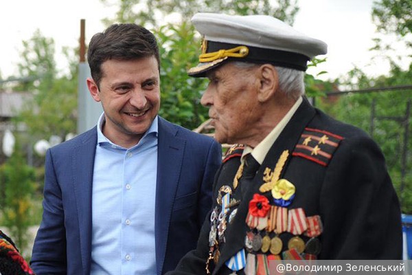 В Киеве попросили Зеленского вернуть День Победы
