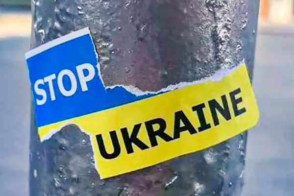 Журналист показал исправленный американцами стикер про Украину