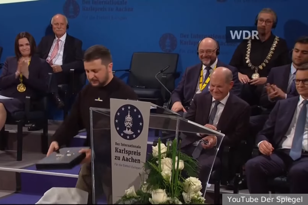 Президент Украины Зеленский уронил полученную в Германии награду Карла Великого и обвинил в падении трофея русских
