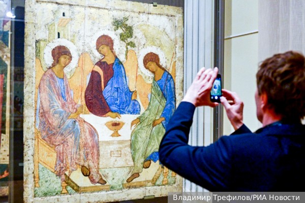 В РПЦ пообещали музейный режим хранения для иконы Рублева «Троица»