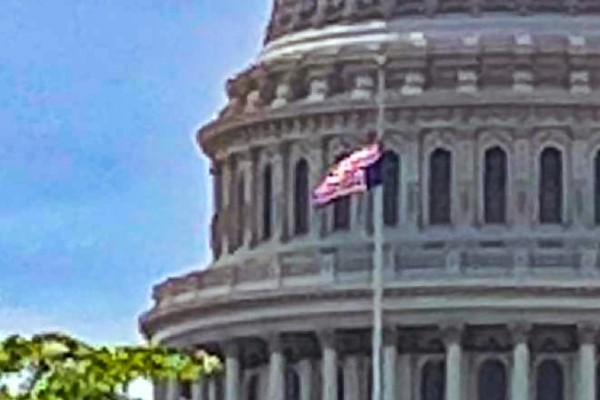 В интернете опубликованы фотографии поднятого над Капитолием в США перевернутого американского флага