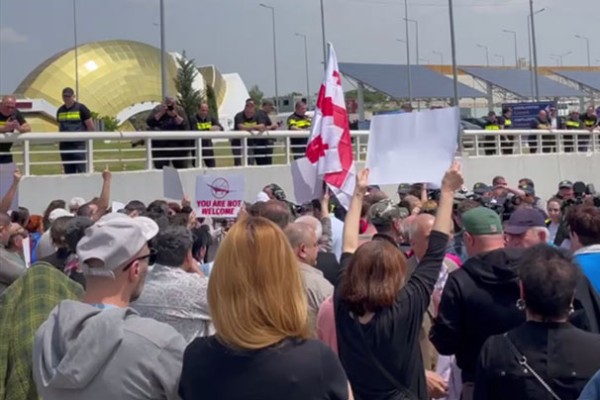 Оппозиция Грузии встретила протестом в аэропорту первый за четыре года рейс из Москвы