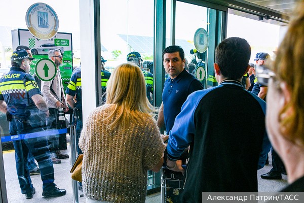 Пассажиров первого рейса Москва – Тбилиси встретили провокационные вопросы журналистов