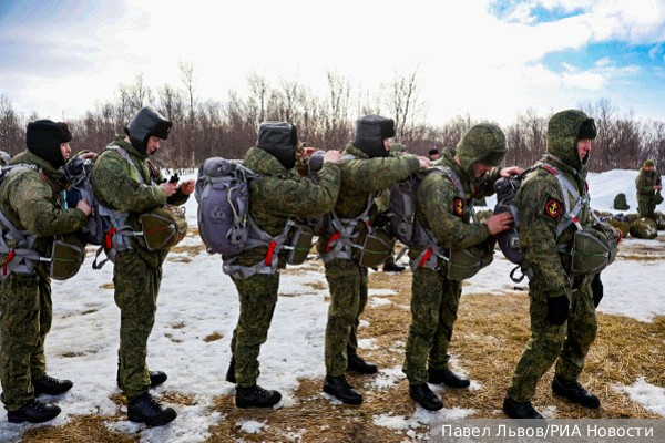 Медведев назвал количество принятых в армию в 2023 году контрактников и добровольцев