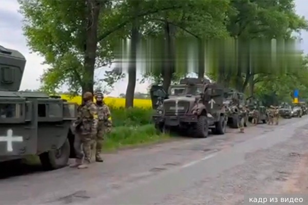 Военкоры показали видео с бронетехникой ВСУ перед нападением на Белгородскую область