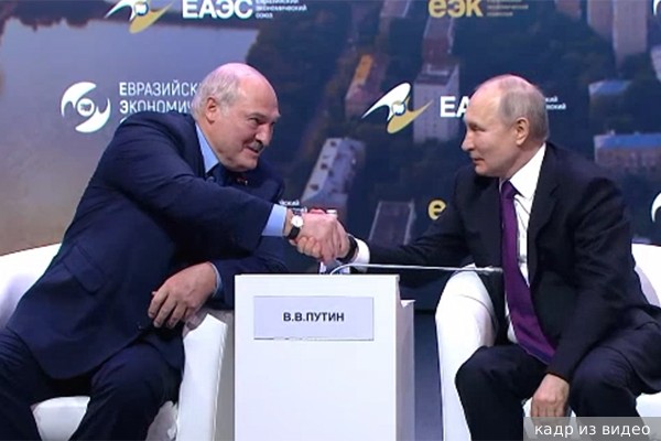 Лукашенко поблагодарил Путина за решение о размещении тактического ядерного оружия 