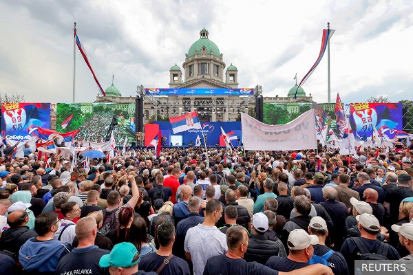 В Белграде начался митинг в поддержку правительства Сербии