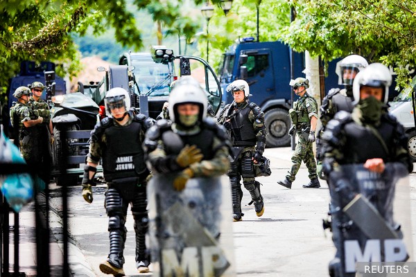 США потребовали от Косово убрать полицейских из захваченных у сербов зданий