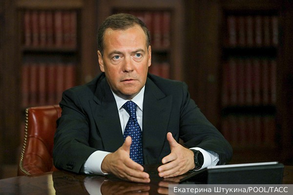 Медведев заявил о необъявленной войне Британии против России