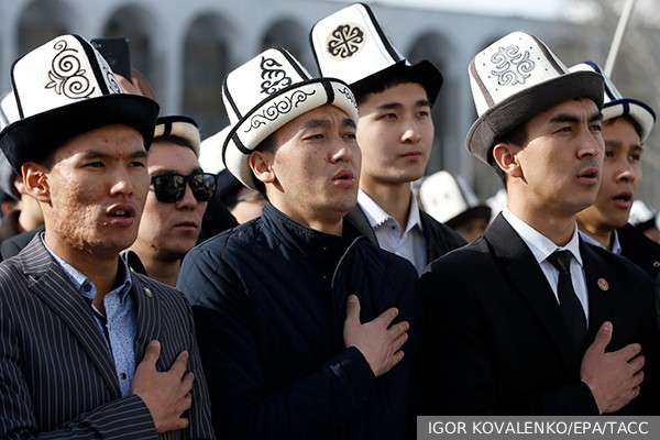 Госслужащих Киргизии решили обязать владеть киргизским языком