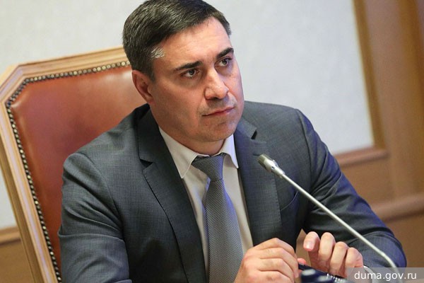 Глава комитета Госдумы Хубезов подал в отставку, чтобы вернуться в зону СВО
