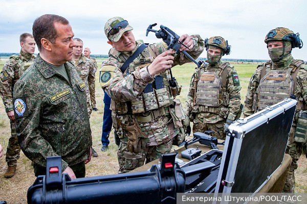 Медведев назвал фантастическим достигнутый уровень производства вооружений в России