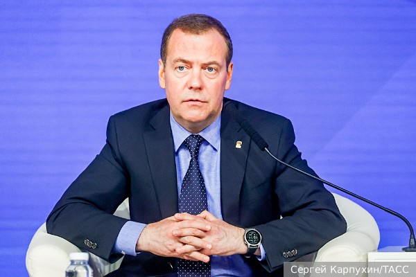 Медведев ответил на отрицание Apple сотрудничества со спецслужбами США