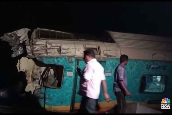 Reuters сообщает о гибели более 200 человек в результате столкновения железнодорожных составов в Индии