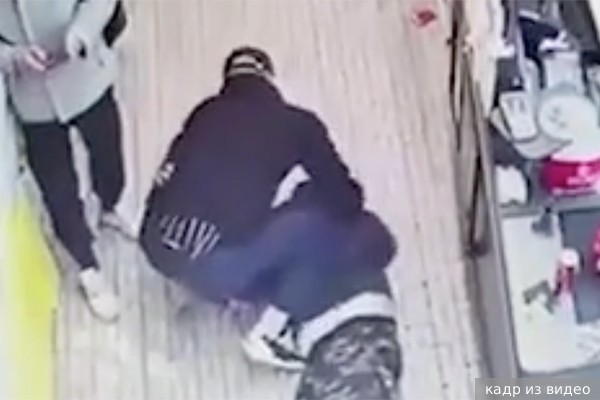 Боец ММА спас жизнь человеку в магазине в Москве