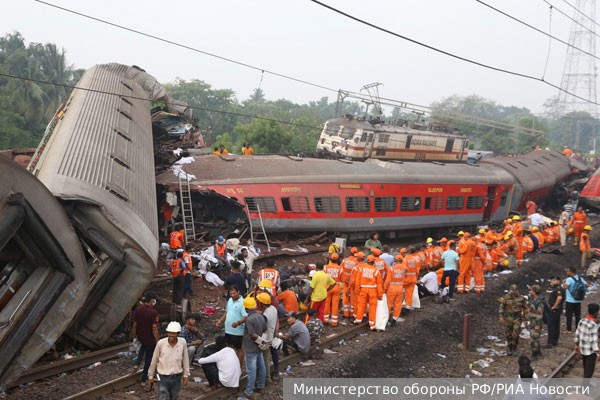 Число жертв железнодорожной катастрофы в Индии приблизилось к 300 человек