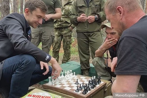 Карякин сыграл в шахматы на передовой в зоне СВО