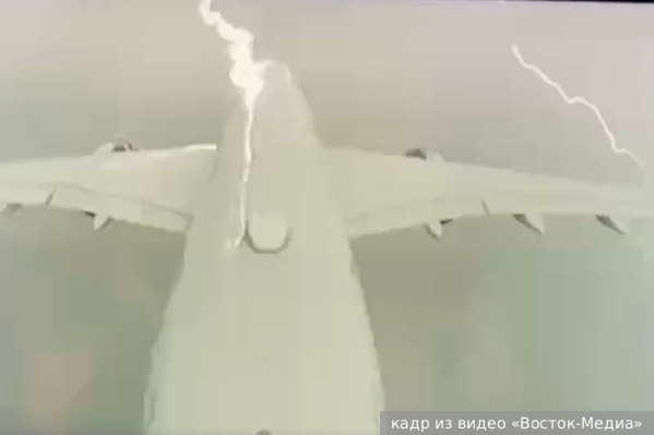 В летевший в Москву самолет ударила молния