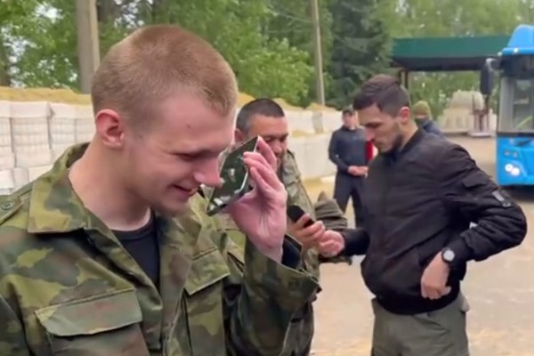 Опубликованы кадры возвращения 94 российских военных из украинского плена