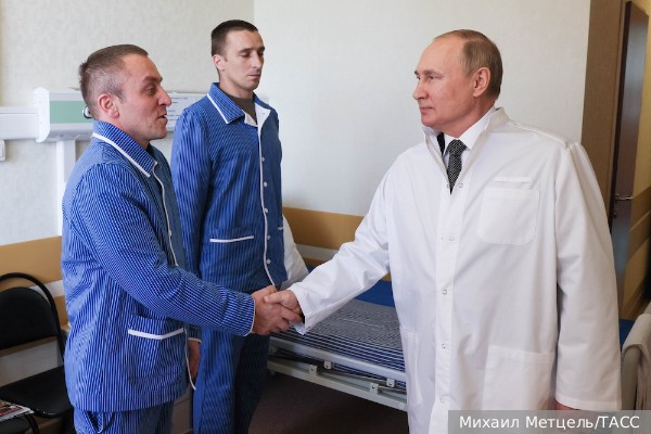 Путин посетил госпиталь Минобороны и пообщался с ранеными военнослужащими